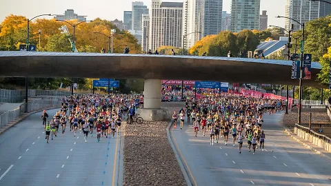 Racers start the 2022 Bank of America Chicago Marathon.